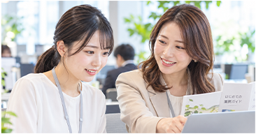 先輩が仕事を教えている様子