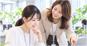 先輩が仕事を教えている様子