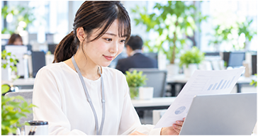 先輩が仕事を教えている様子