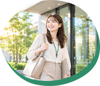 出社する女性
