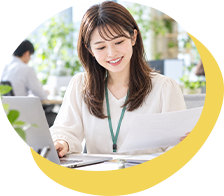 午後の事務作業をする女性