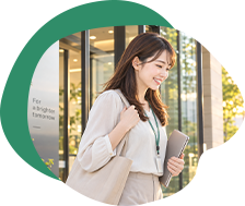 退社する女性